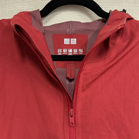 Uniqlo Red Raincoat Men’s - Picture 3 of 5